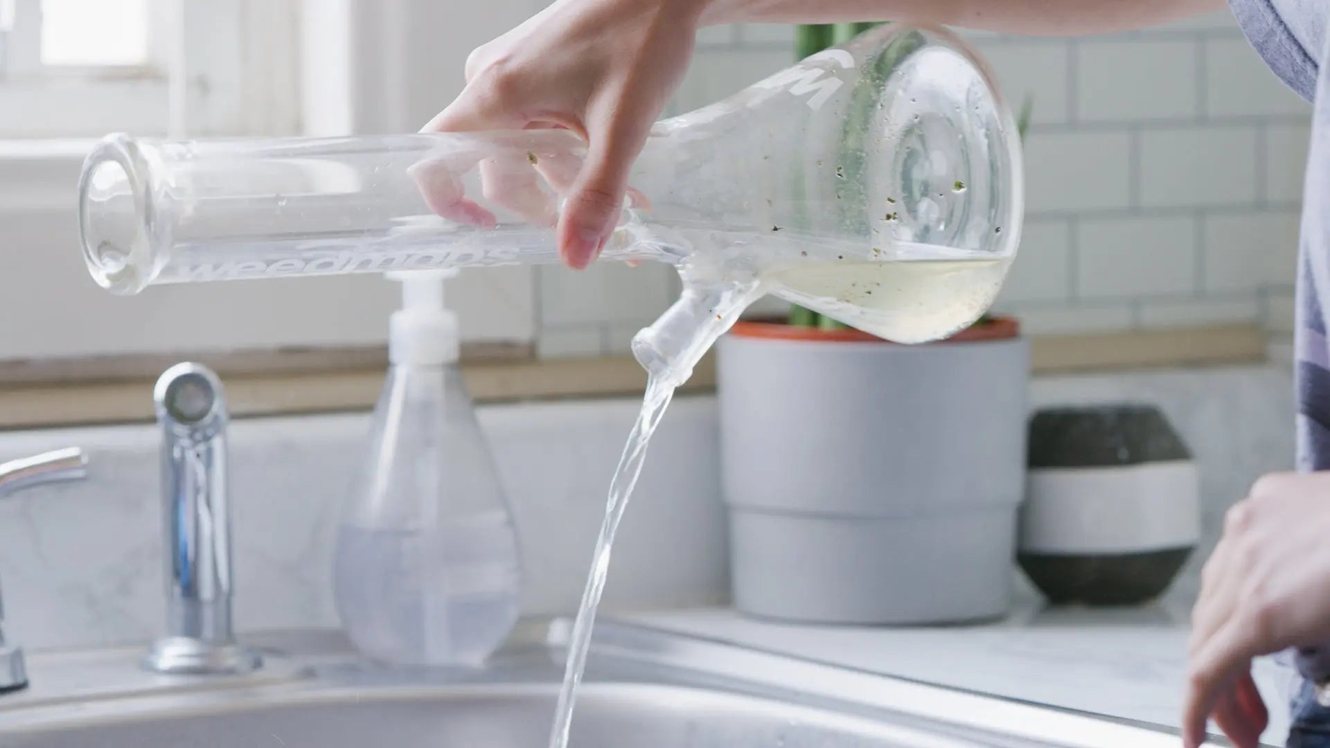 9 Bong Cleaning Hacks Every Enthusiast Should Know